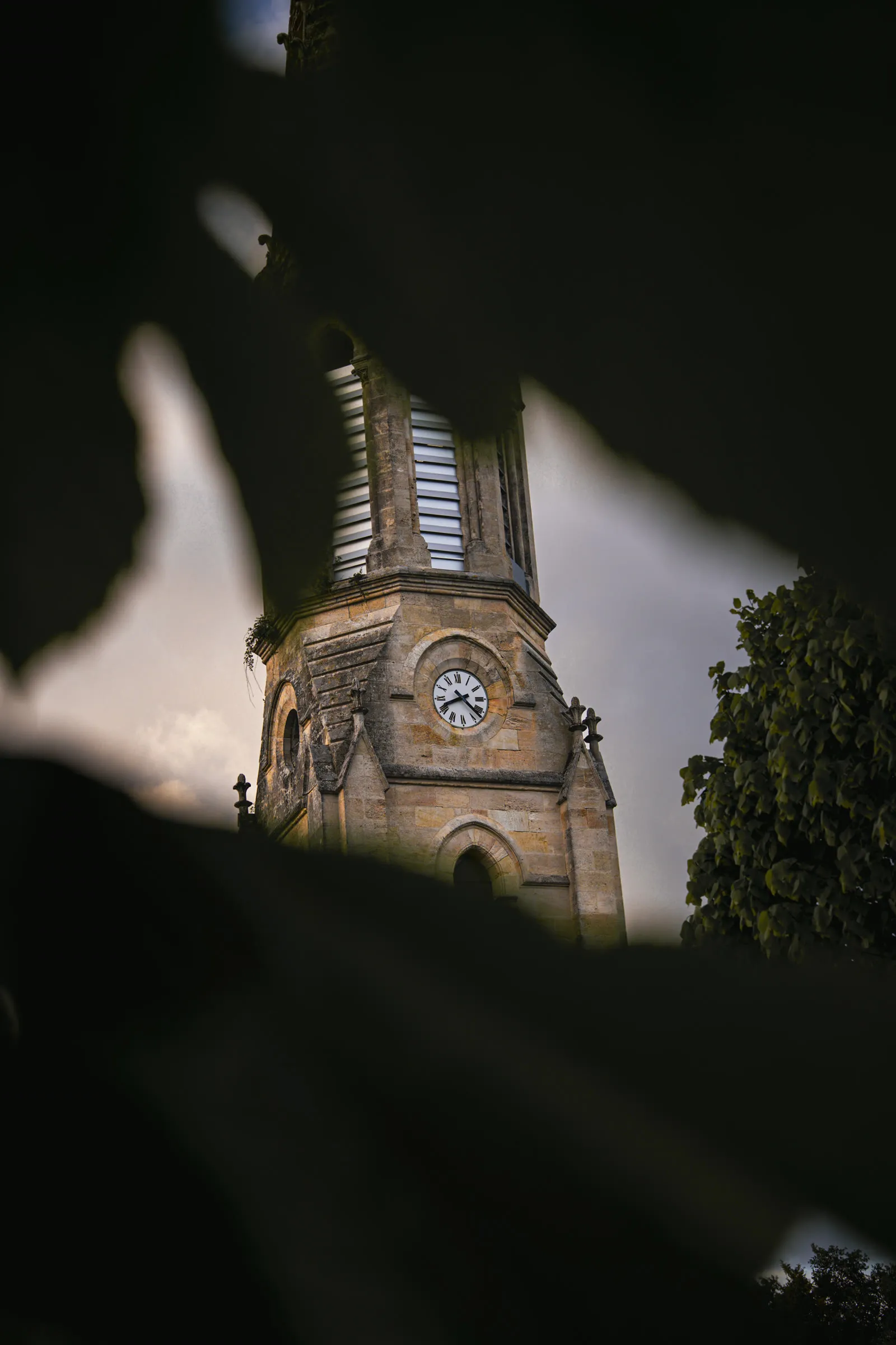 Clocher d'église dans la lumière du soir